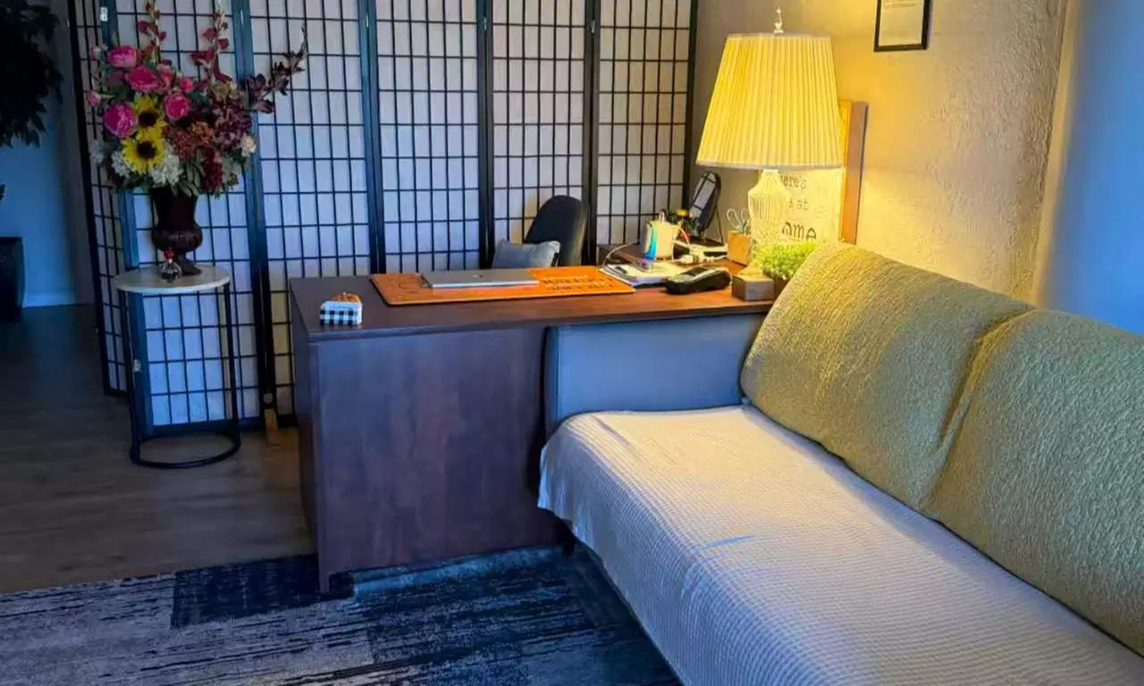 60-Minute Therapeutic Body Massage with Essential Oil and Hot Stones