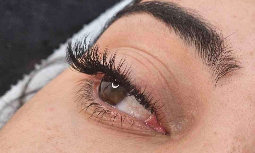 Image 1: Sublimez votre regard avec des extensions de cils sur mesure