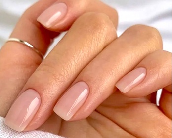 Klasyczna lub hybrydowa stylizacja paznokci w wersji spa Klasyczna lub hybrydowa stylizacja paznokci w wersji spa