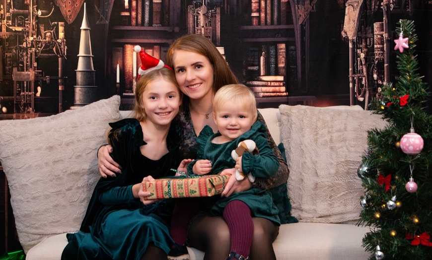 Image 5: Capture Festive Moments: Christmas Package for Family Photoshoot