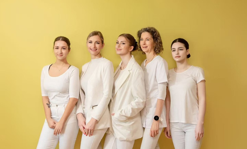 Image 8: Wimpern- oder Augenbrauen-Treatment nach Wahl für 1 Person
