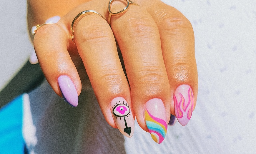 Image 19: Pose gel, vernis semi-permanent ou sur ongles naturels chez MStudio
