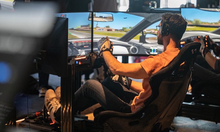 Image 3: Session de simulateur de course au choix