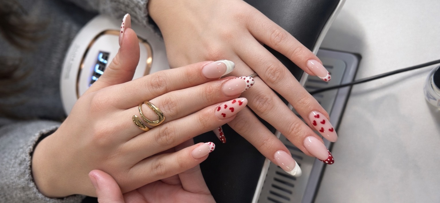 Pose complète en gel et capsule avec nail art