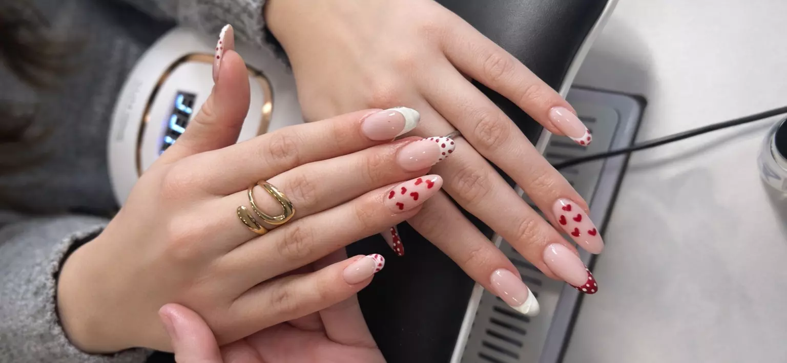 Pose complète en gel et capsule avec nail art