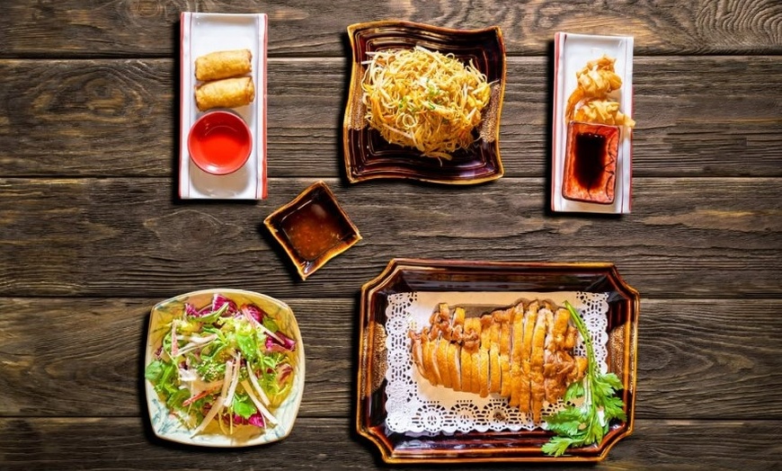 Image 8: Explora lo auténtico: menú degustación de sushi para 2 o 4 personas