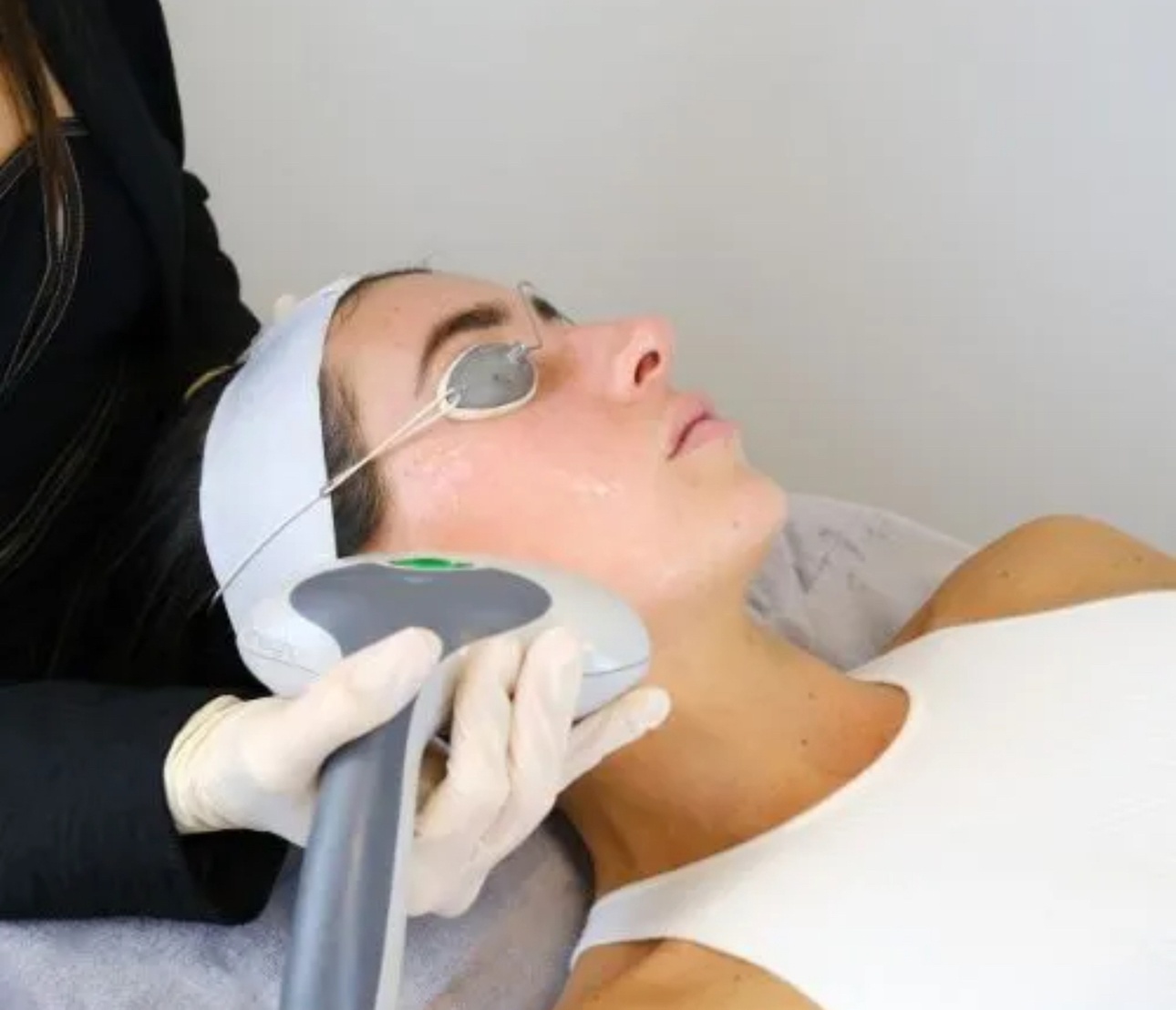 Titan Laser Skin Technology with Hydro-Peeling Facial
