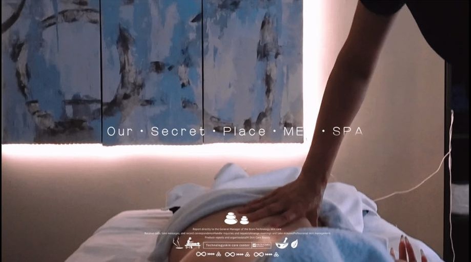 Unwind with a Choice of Body Massage with Hot Stones or Aromatherapy