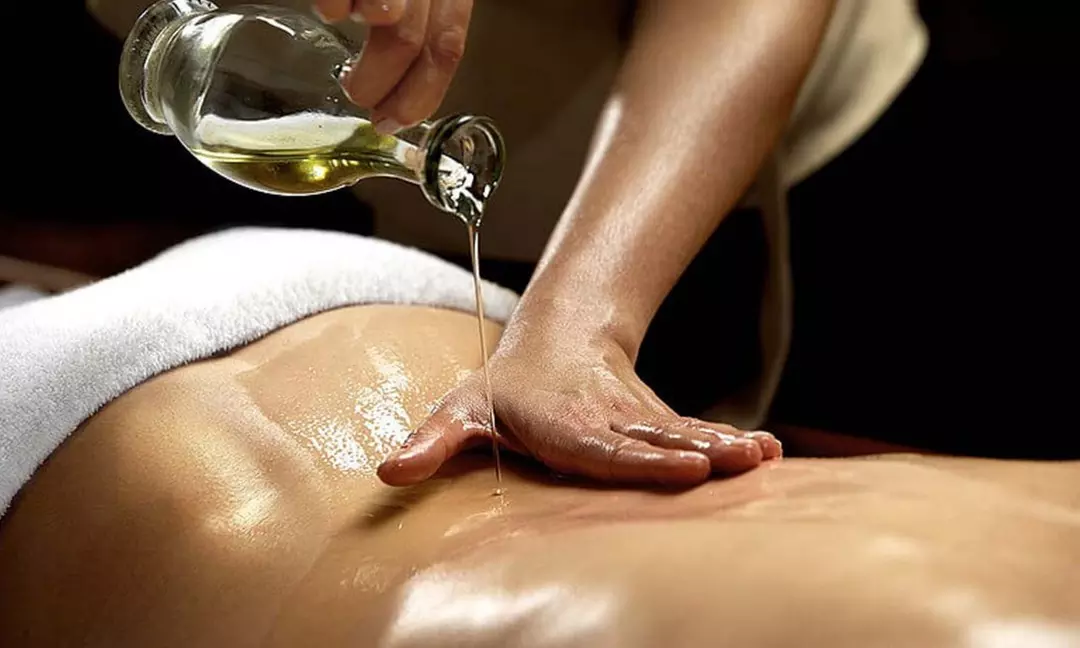 45/60 Min Holistic Ayurvedic Massage & Face Therapy w/ Warm Herbal Oil
