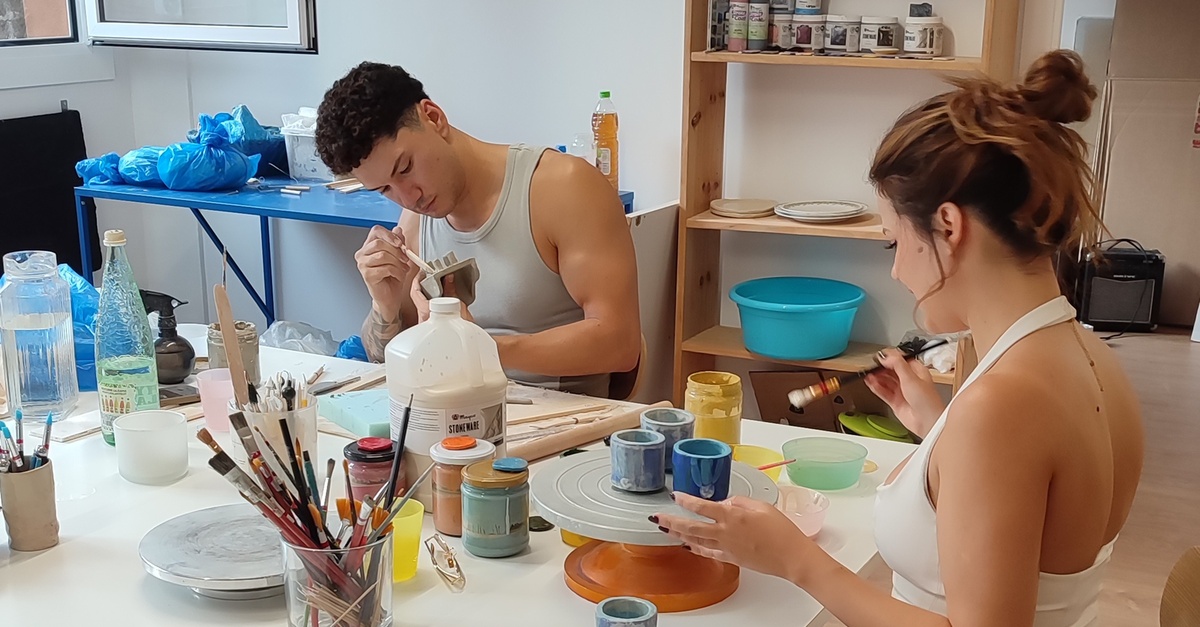 Taller de cerámica creativa con vino en Barcelona