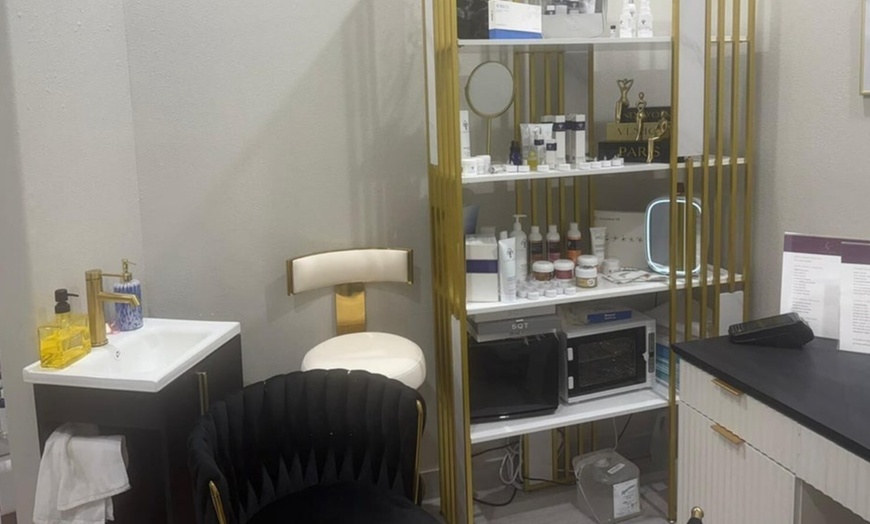 Image 3: Relax with a Sculptural Facial Massage with Mask (45 Minutes)
