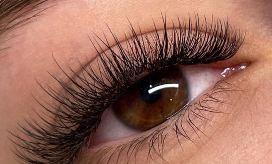 Image 5: Extensions volume russe, rehaussement ou browlift
