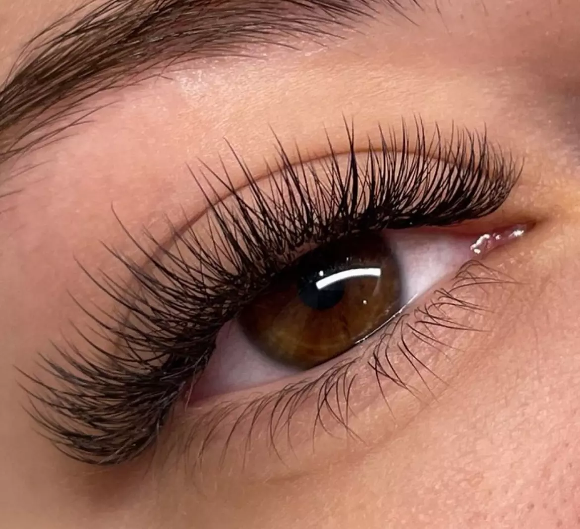 Cils de rêve ou sourcils sculptés : extensions volume russe, rehaussement ou browlift (jusqu'à 45% de remise) - Second Medium