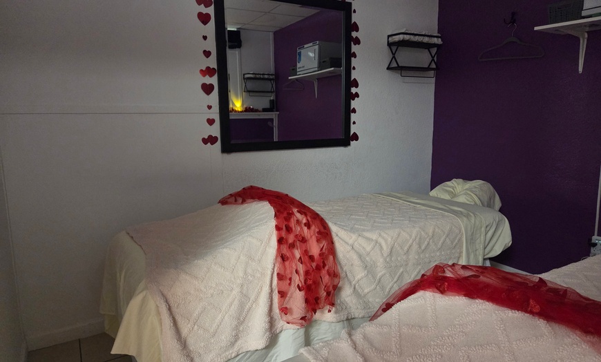 Image 3: 60 or 90 Minute Couples or Fusion Massage w/ Hot Towels and Hot stones