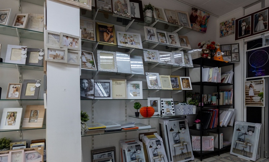 Image 2: Sesión de fotos de temática navideña para grupos con atrezzo incluido