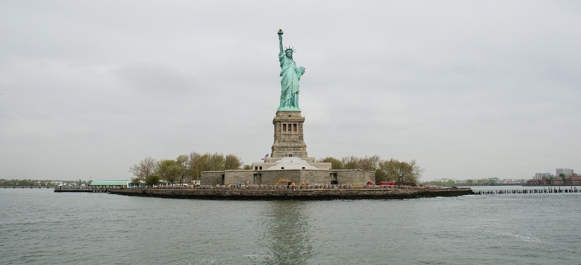 Cruise NYC's Waterways: 60-min Narrated Boat Tour of Statue of Liberty