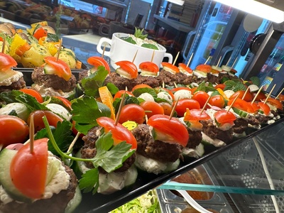 Für 5 Personen: Mediterranes Catering nach Wahl - Mama Kumpir