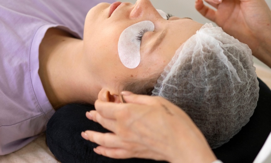 Image 3: Nationally Recognised 4-Week Classic Lash Extensions Course