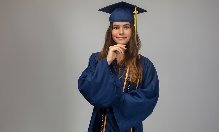 Image 5: Get a Studio Graduation Photo Session with 5 or 10 Pictures