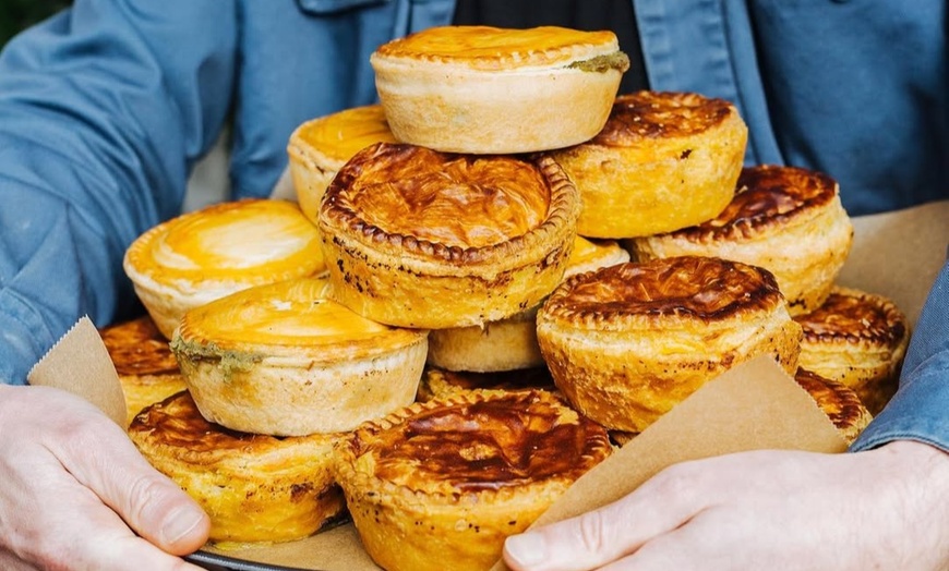 Image 2: 1 oder 2x British Pie Sorte oder Menü nach Wahl mitten in Berlin