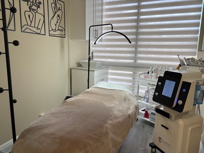One HydroGlow Facial  - GoWell Med Spa