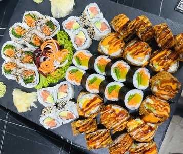 Für 2 Personen: Sushi Hot Box - Sushi für Hamburg Charlottenburg