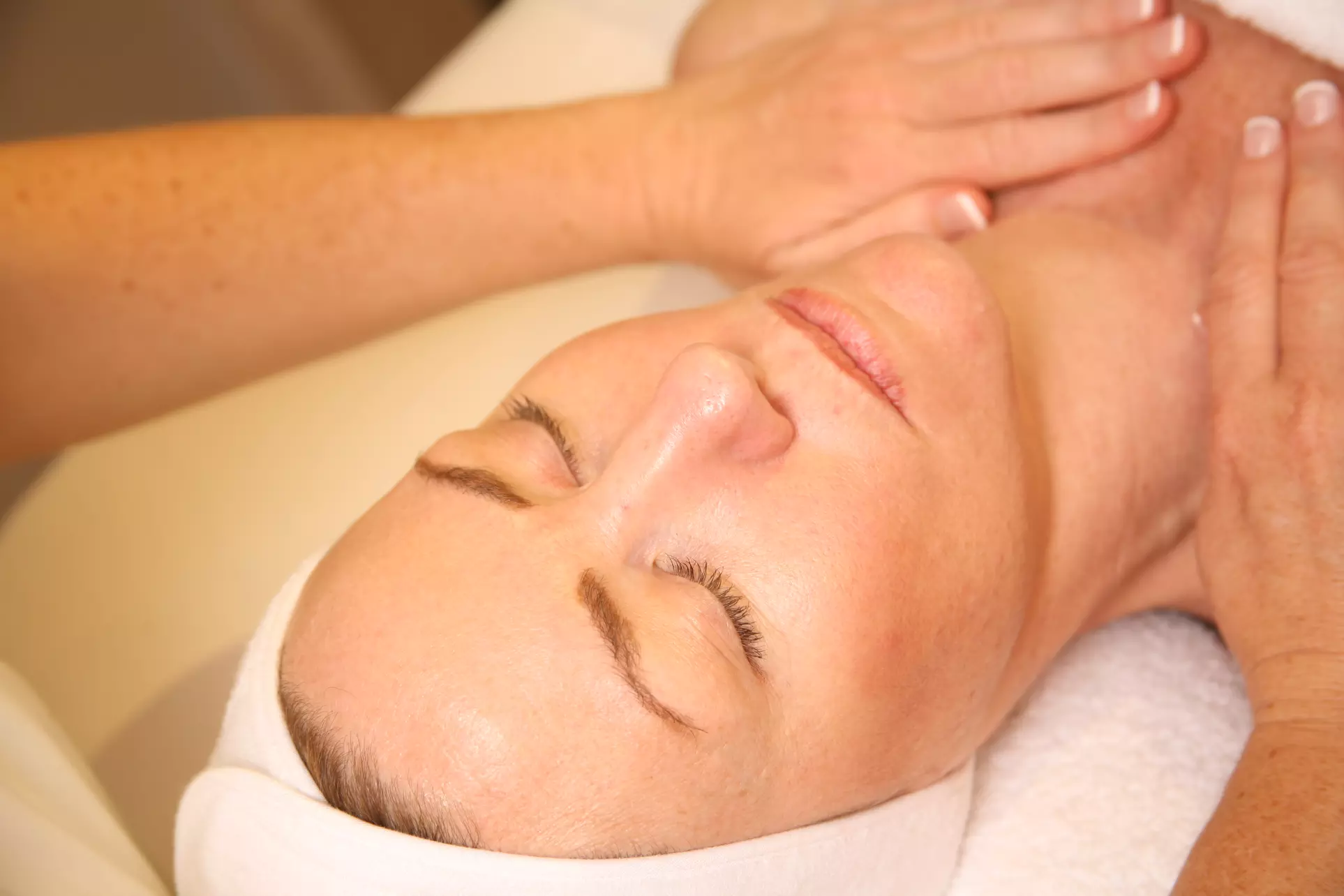 Turn Back Time with 90-Min Anti-Aging Radiance Facial + Lifting Boost!
