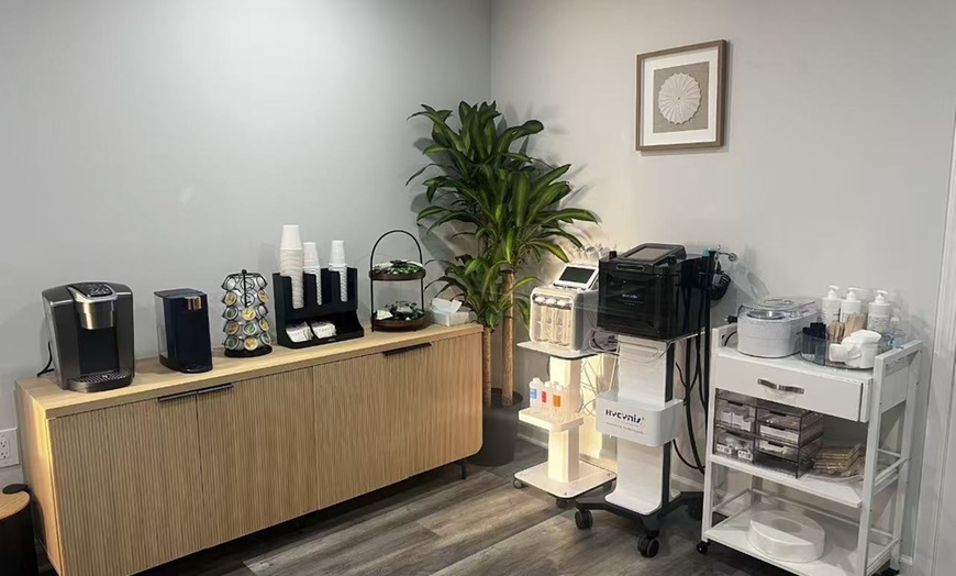 Image 4: 60–90 Min Couples Massage with Foot, Hot Stones & Essential Oils