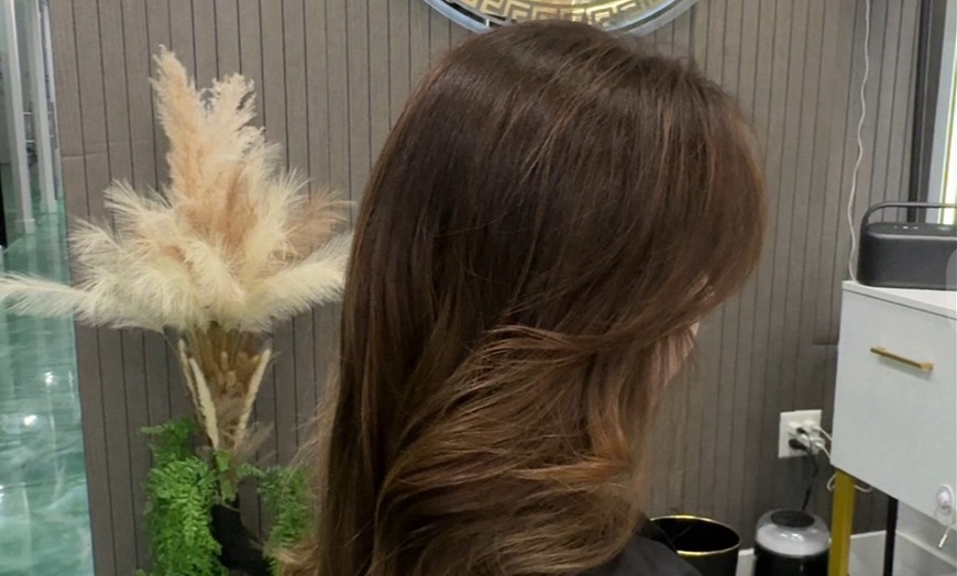 Image 2: Glamorous Hair Blowout Sessions