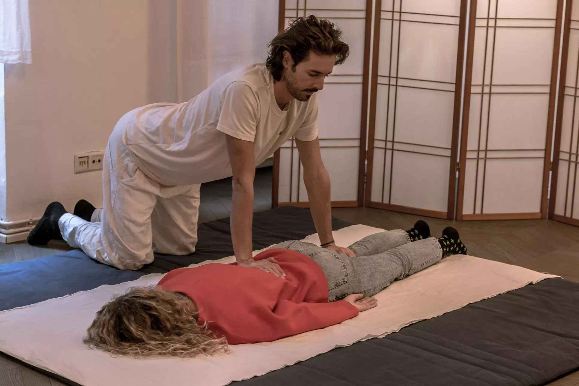 60 Min. Ganzkörper Massage für 1 Person: Zen Shiatsu, Rückenmassage oder Entspannung (bis zu 25% sparen) - Primary Image