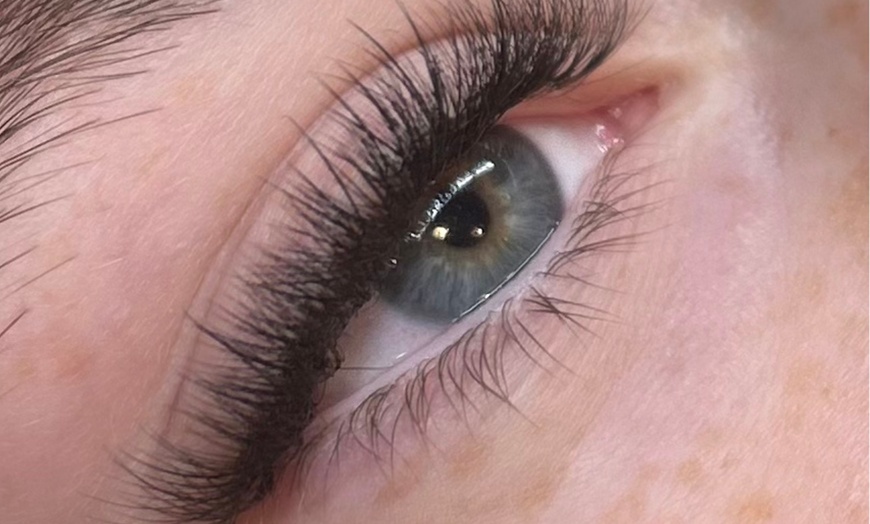 Image 4: Up to 36% Off on Eyelash Extensions at Gemstone Beauty