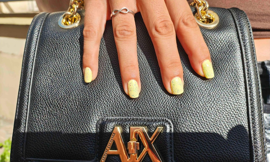Image 5: Beauté des ongles avec pose de vernis semi-permanent à Nin Addiction