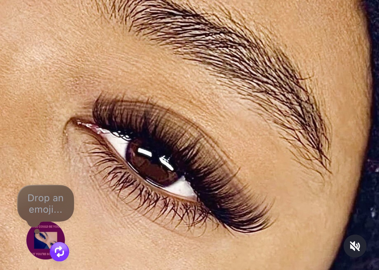 One Classic Set of Eyelashes with Classic Refill Included