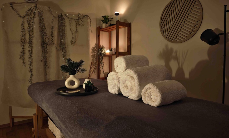 Image 2: Masaż klasyczny, relaksacyjny, gorącymi kamieniami, Kobido i więcej