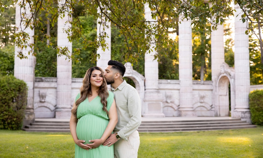 Image 7: Get 30- or 60-Min Single Family or 2- or 4-Hr Photography Session 