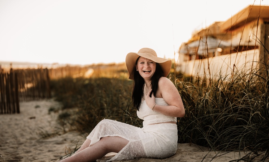 Image 5: 60-Min Outdoor Or Beach Photo Session / 30-Min Outdoor Session
