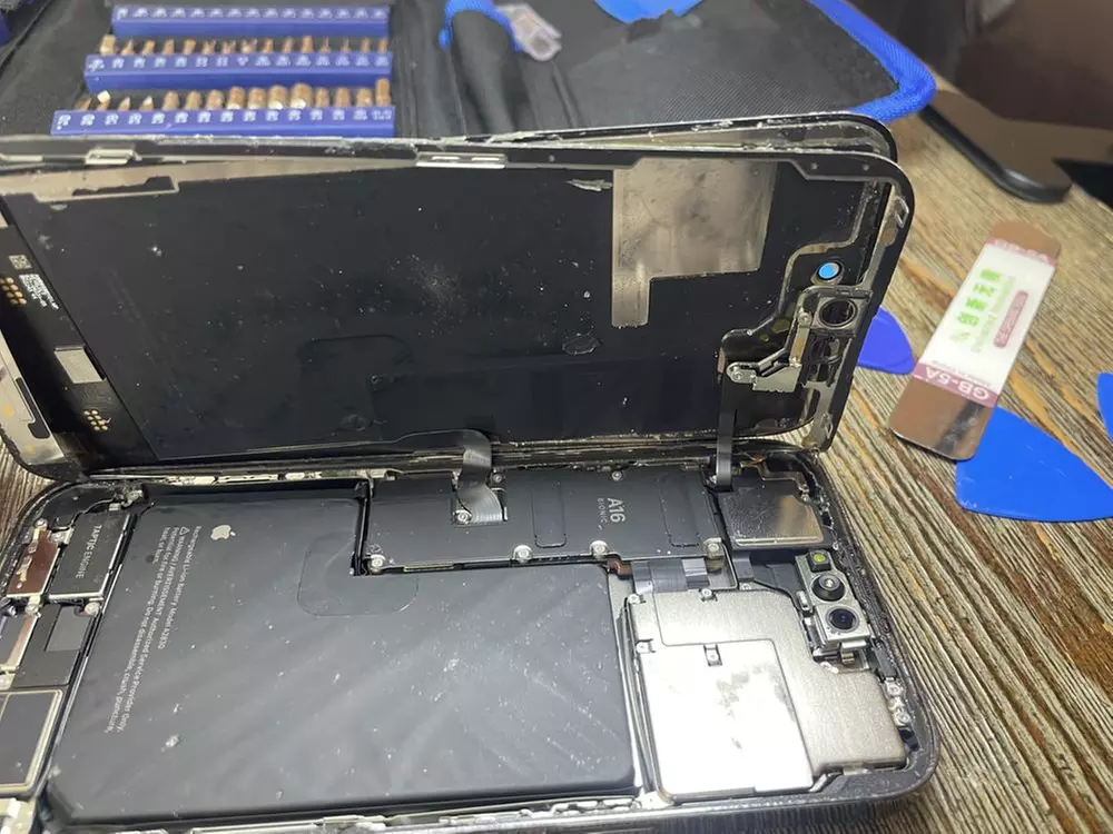 iPhone 12–16 LCD Screen or Back Glass Repair Services