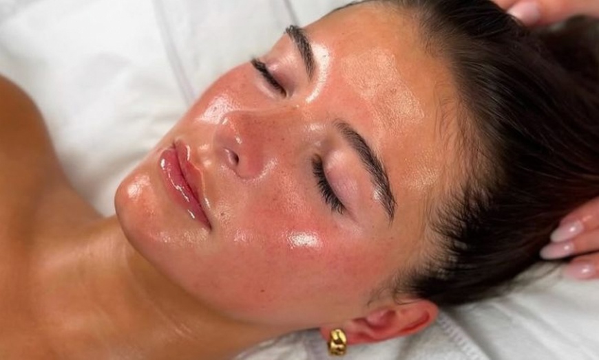 Image 4: Radiant Skin Awaits: Signature & Platinum Hydrafacial Packages
