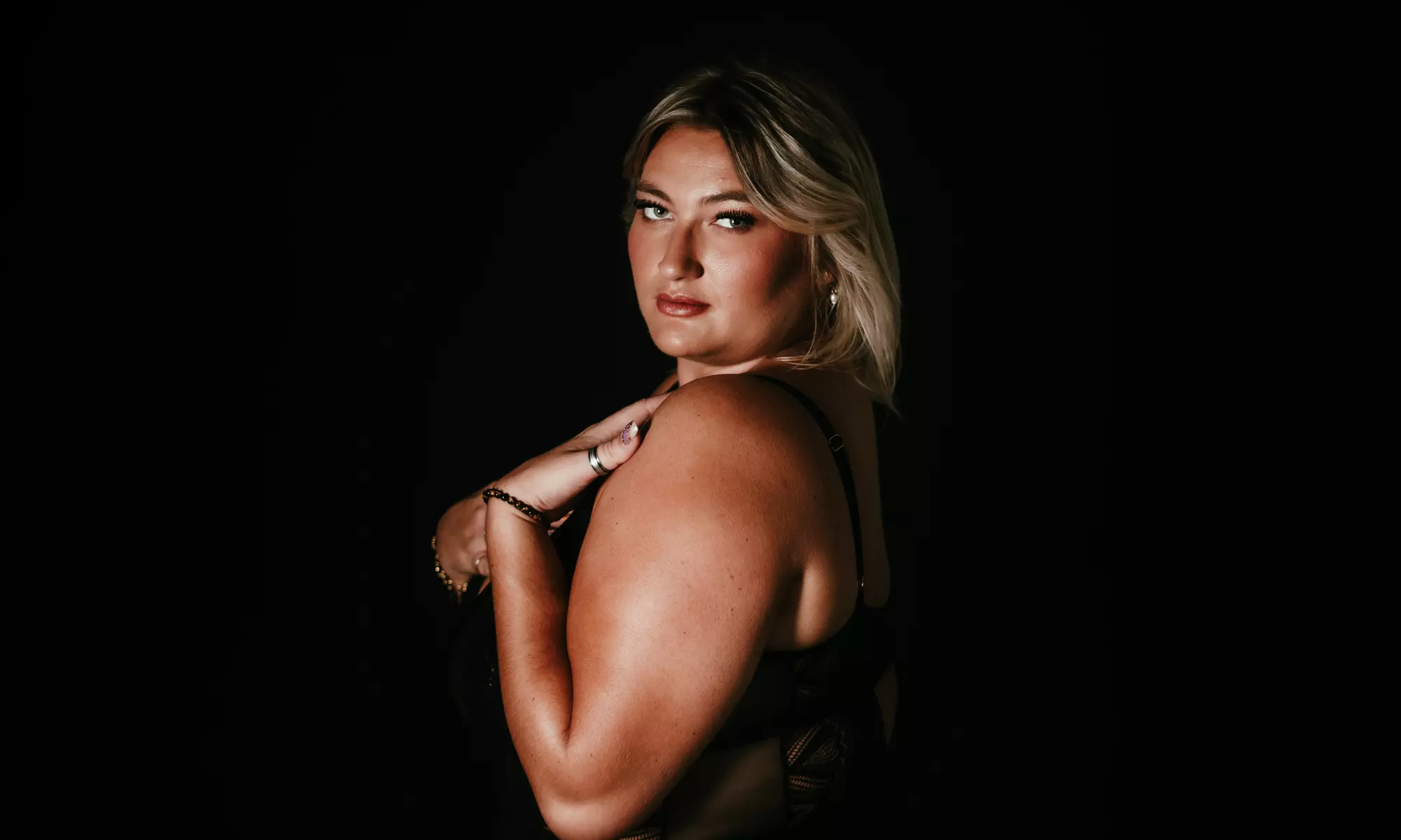 Séance photo studio portrait, grossesse ou boudoir avec Laurent Maurel Photographie (jusqu'à 80% de remise) - Primary Image