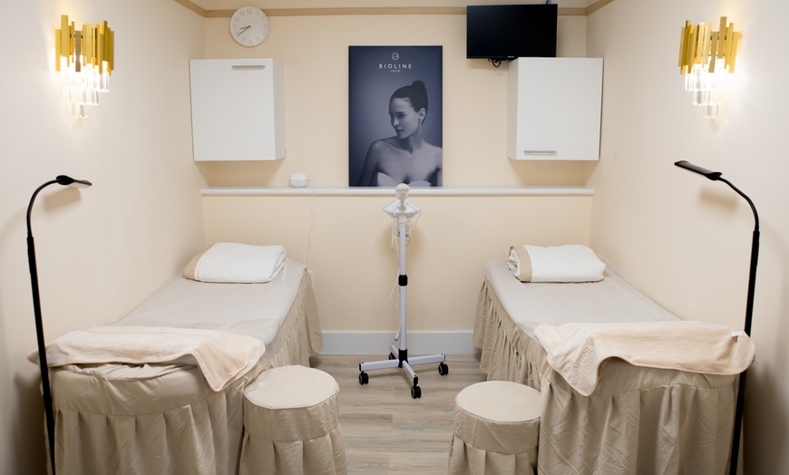 Image 2: Lash Extensions or 60-Min Aromatherapy Back Massage Experience

