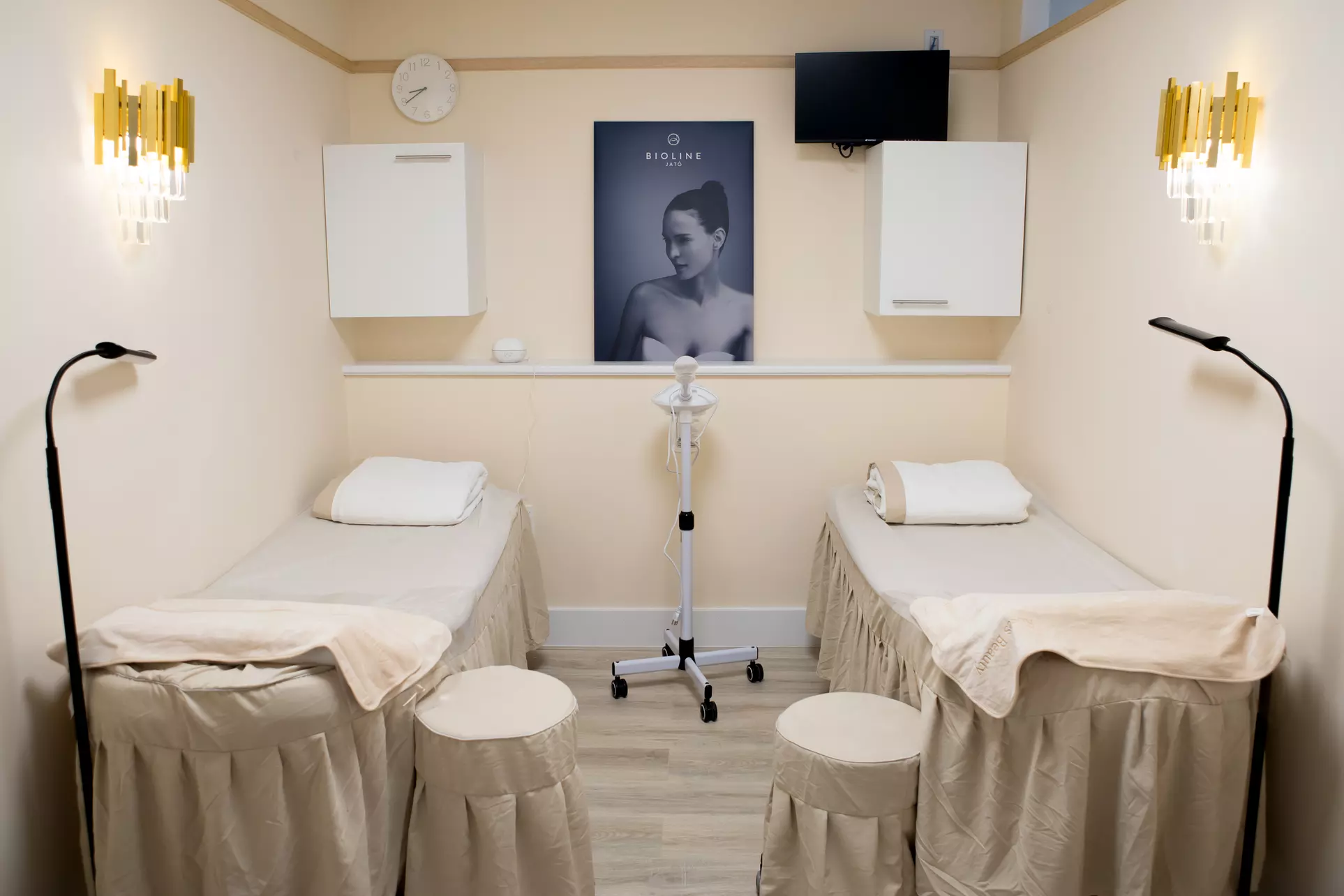 Lash Extensions or 60-Min Aromatherapy Back Massage Experience
