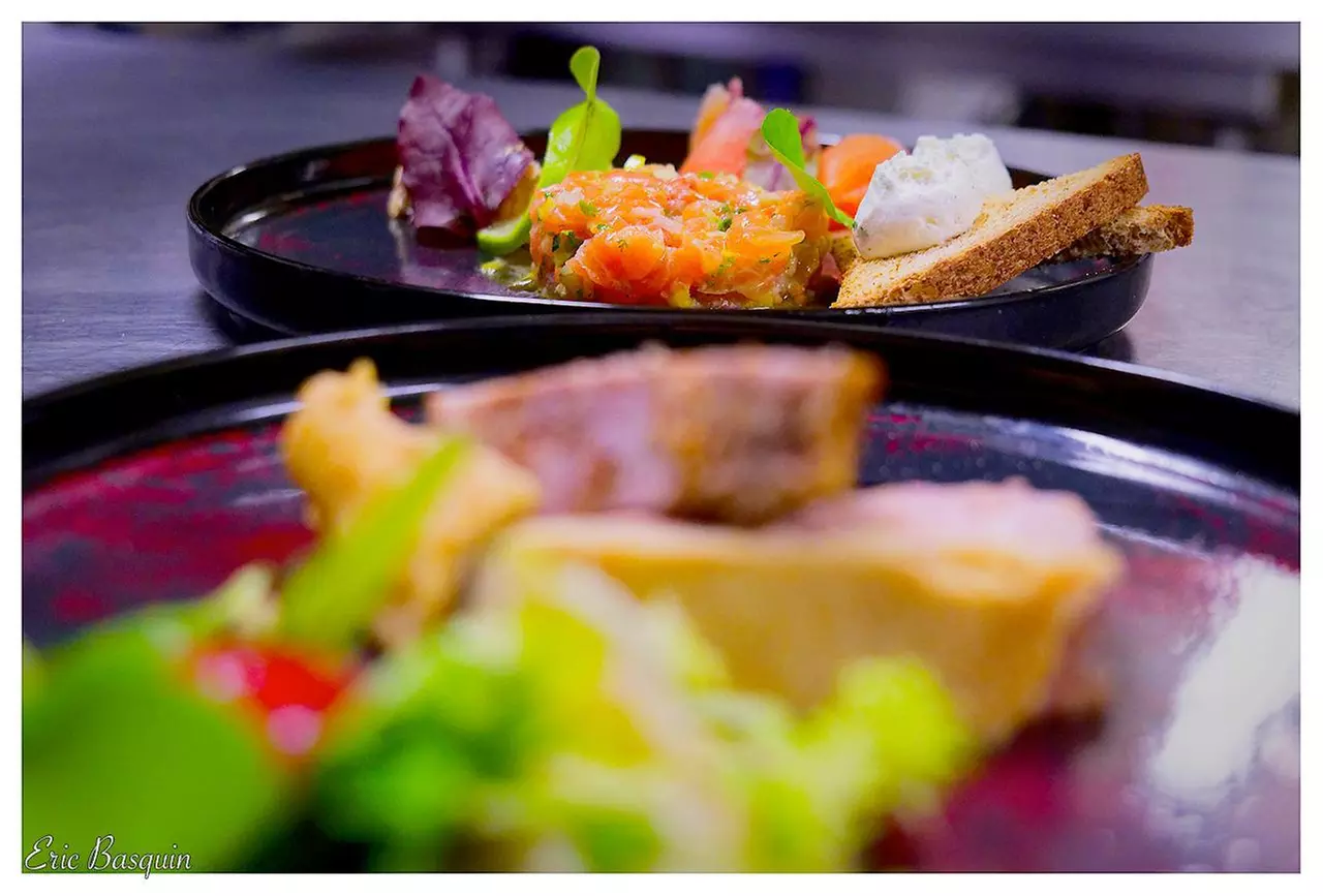 Dîner-spectacle féérique au Cabaret Club : magie, saveurs & glamour