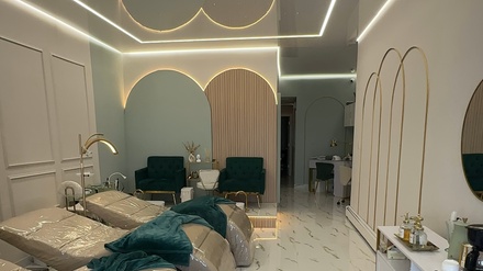 Eyebrow shaping - Gold Beauty