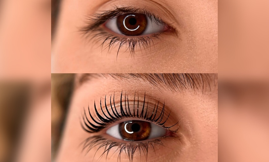 Image 2: Elevate Your Look With An Eyelash Perm