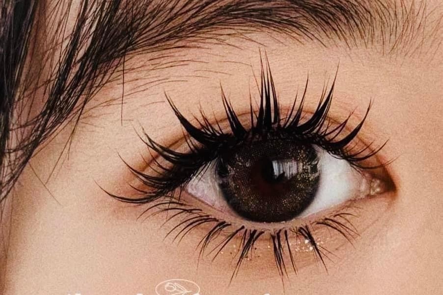 Get Glamorous with Full Sets of Eyelash Extensions