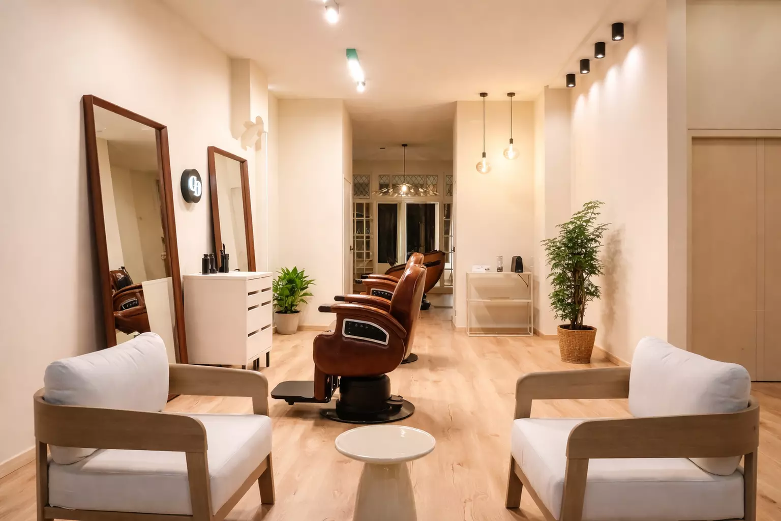 Luxe knip- en wasbeurt, föhnen van 45 minuten, gevolgd door 15 minuten in een 5D-massagestoel, met korting tot 45% - Primary Image