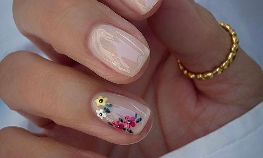 Image 2: Pose de vernis semi-permanent ou pose d'ongles complète gel chablon
