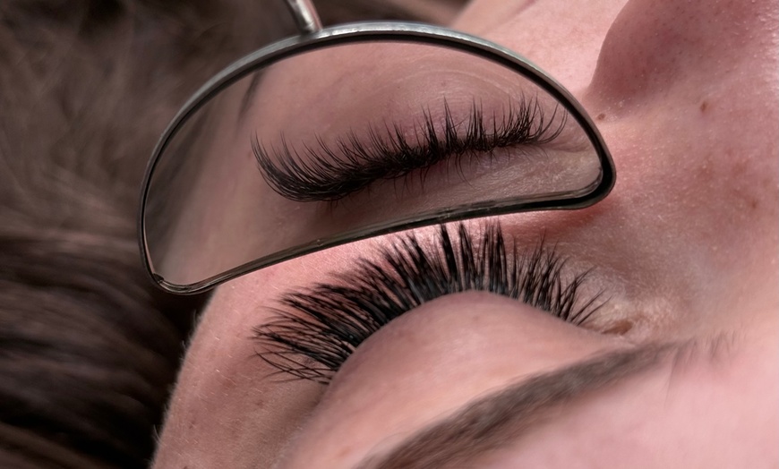 Image 3: Wimpernverlängerung für einen einzigartigen Look
