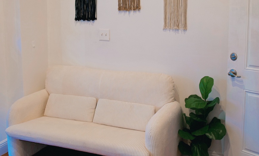 Image 2: 30-Min Full Body Massage w/Aromatherapy, Hot Stones, Hot Towel, & More