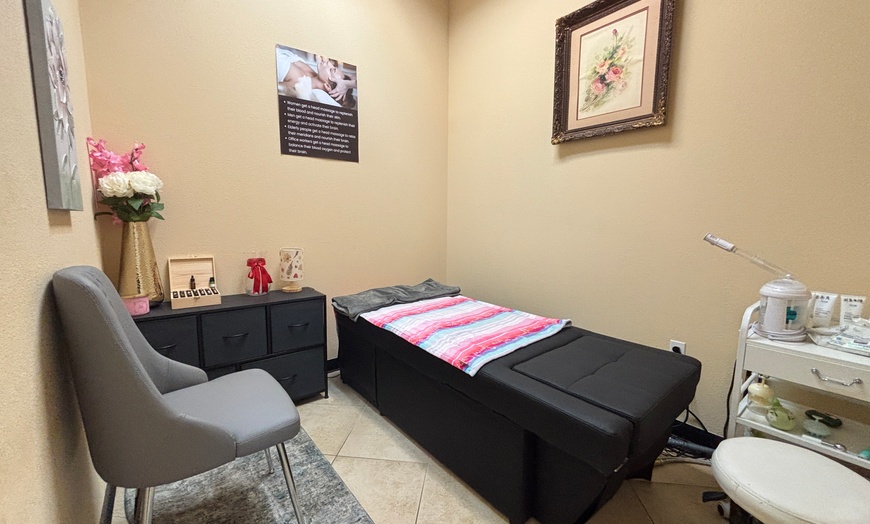 Image 2: Enjoy One 60 or 90-Min Head Therapeutic Massage with Aromatherapy